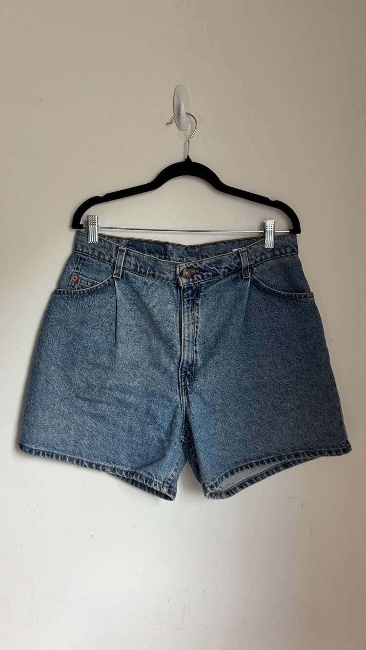 Vintage Levi's 36981 Relaxed Fit Shorts Size 14 Blue Denim High Rise Pleated